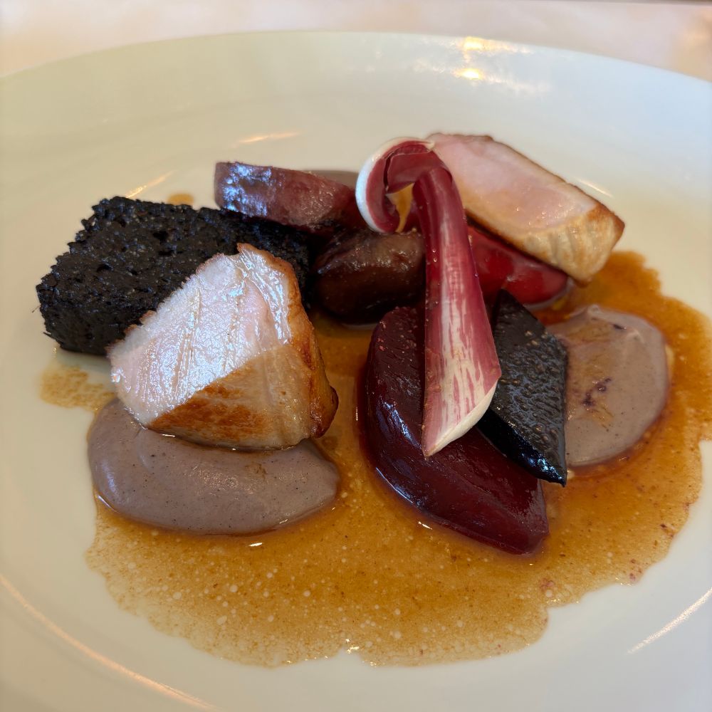 メイン 岐阜県産”ボーノポーク”ロース肉とブーダン・ノワールのロースト 冬野菜と果物