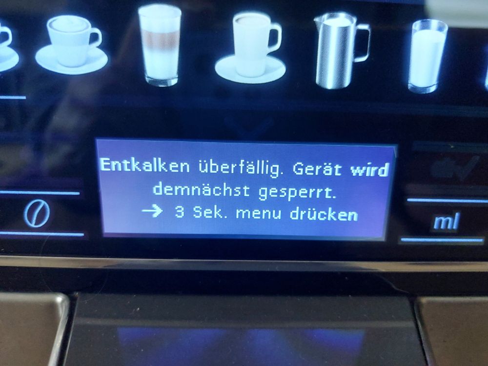 Display meines Kaffeevollautomaten. Zeigt an, dass Entkalken überfällig ist und das Gerät demnächst gesperrt wird.