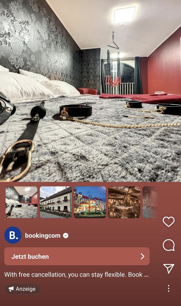 Screenshot einer Instagram-Werbung von booking.com. Es ist ein Bett zu sehen auf dem Fesseln und ein Gagball liegen, im Hintergrund eine Sexschaukel.