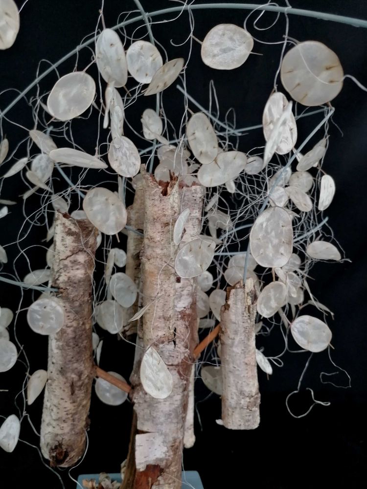 Zoom sur composition : Bouleau, sisal, lunaires.