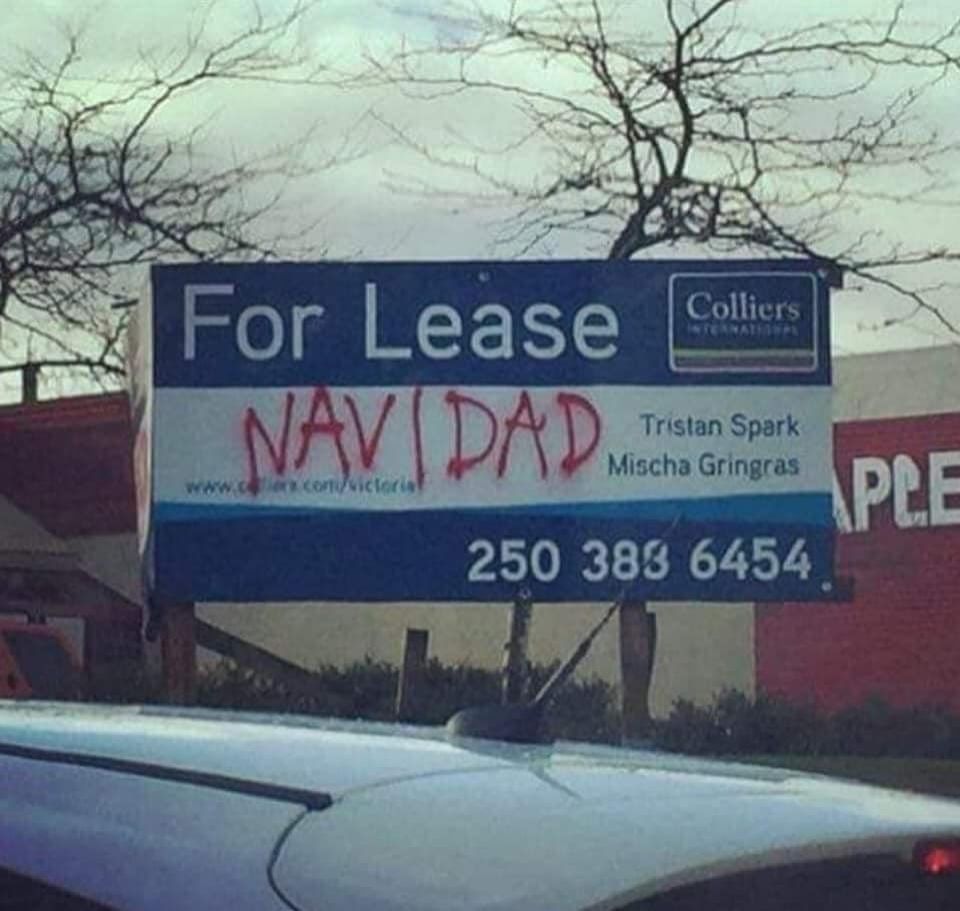Eine Werbung an der Straße in den USA. 
Die Aufschrift lautet: For leasen
Und in der zweiten Zeile ist von jemand mit Sprühfarbe Navidad angebracht worden...
For lease navidad 😁