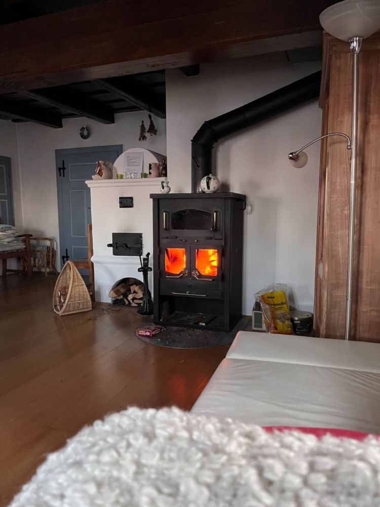Landhaus Stube, blick vom Sofa auf den Schwedenofen