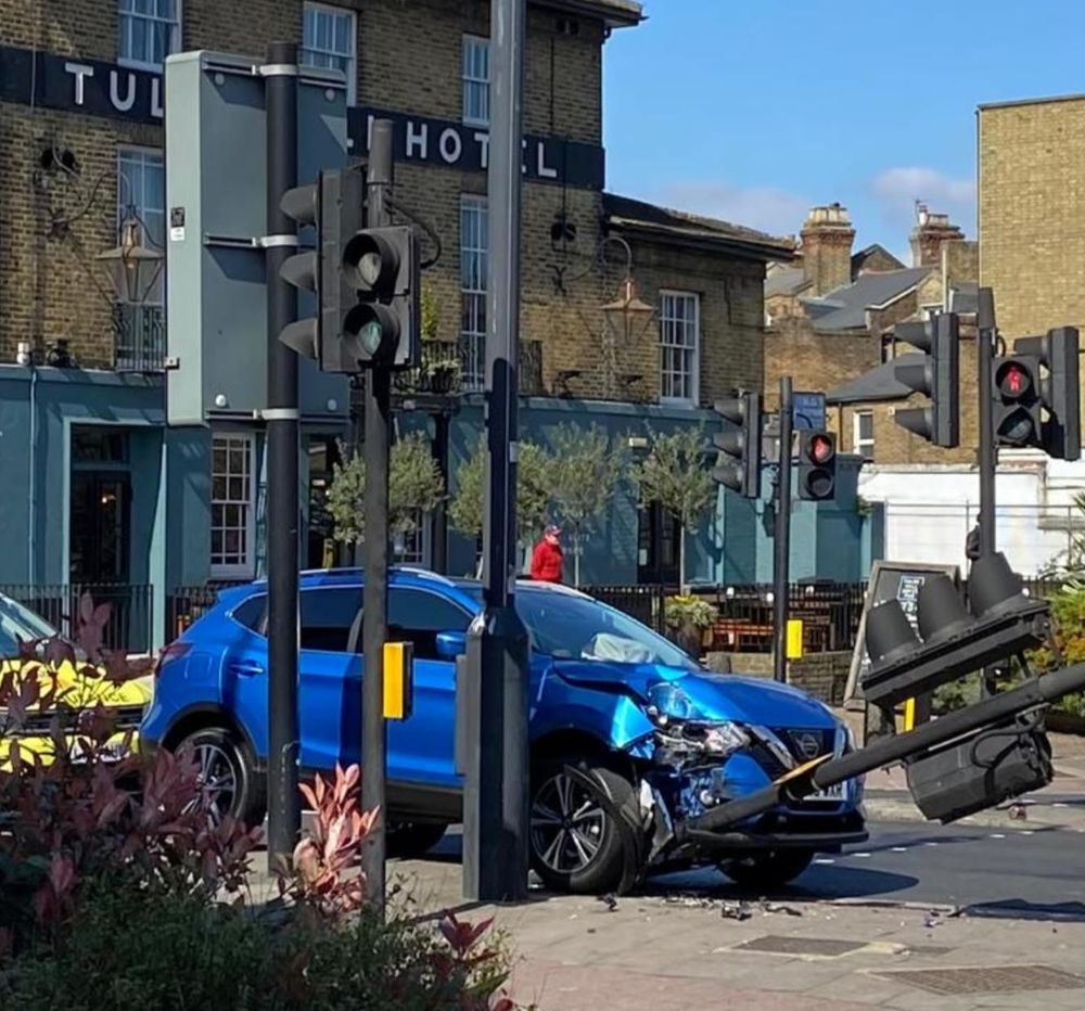 A car crashed into traffic light outside the Tulse Hill hotel. 