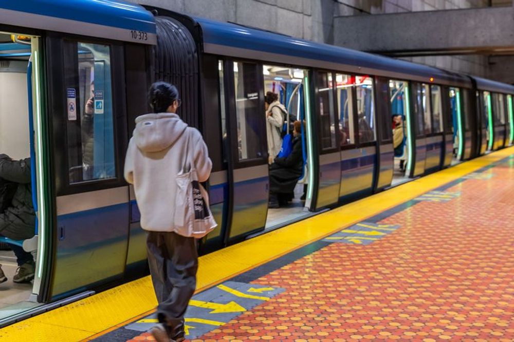 Dans le métro et les autobus | La STM s’attaque aux publicités pétrolières