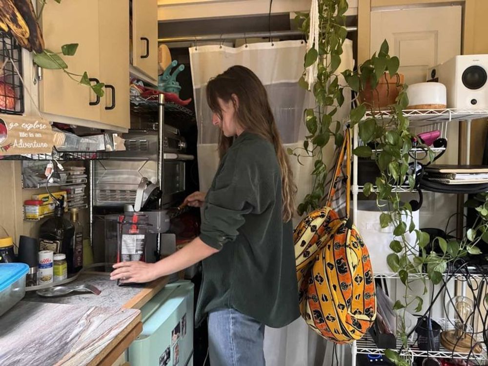 «Ça me fait énormément de bien» : elle fuit le stress de la ville pour vivre en forêt dans 96 pieds carrés