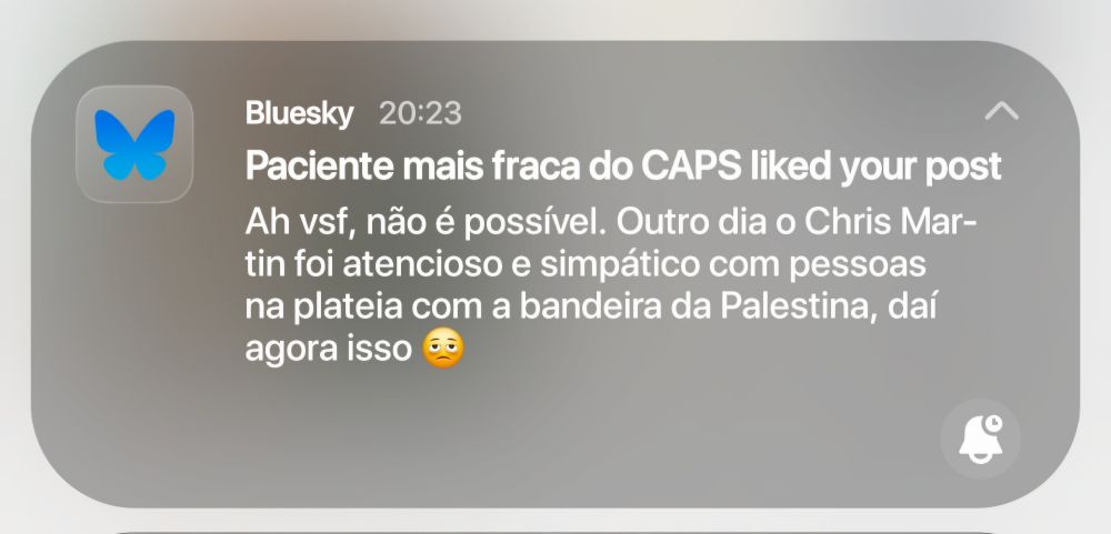 Captura de tela mostrando notificação de curtida, de usuário com nome "Paciente mais fraca do CAPS", num comentário que diz: "Ah vsf, não é possível. Outro dia o Chris Martin foi atencioso e simpático com pessoas na plateia com a bandeira da Palestina, daí agora isso"