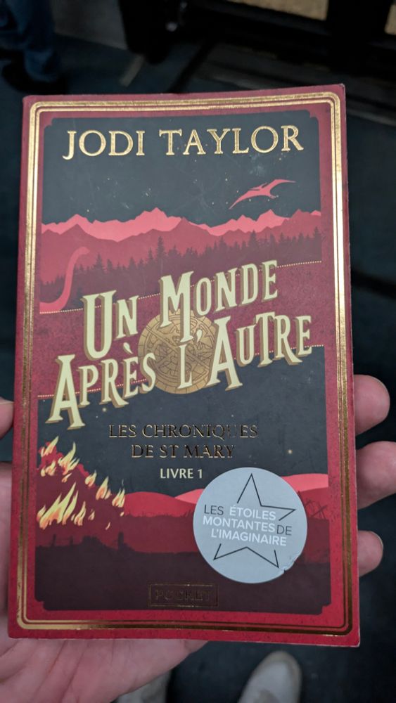 Couverture de "un monde après l'autre -les chroniques de St Mary - livre 1" de Jodi taylor 