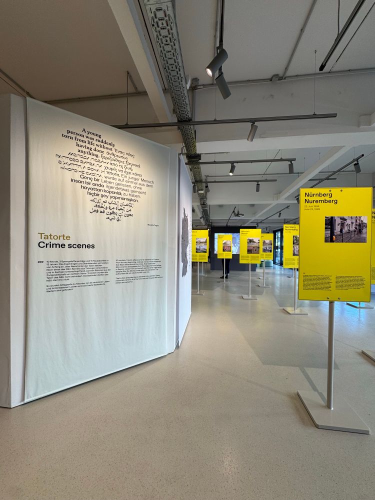 Zweiter Ausstellungsteil im NSU-Dokumentationszentrum mit heutigen Fotos der Tatorte und Informationen zu bestehenden und fehlenden Erinnerungsorten. 
