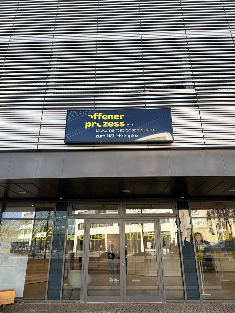 Eingangsschild mit Aufschrift „offener prozess. ein Dokumentationszentrum zum NSU-Komplex“