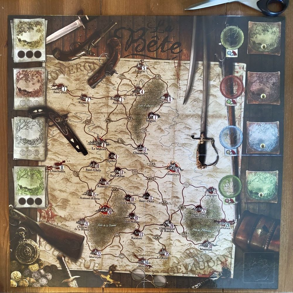 Le plateau du "la bête". Il représente une carte du Gévaudan, on y voit représenté une très grosse partie de la Lozère avec la plupart de ses villes (il manque surtout le sud Lozère cévenol, la ville la plus au sud étant Mende). Toutes les villes sont réelles et trois ressortent du lot ; Le Malzieu, Grandrieu et Javols (capitale historique de la Lozère). Autour de cette carte le plateau est décoré de pièces d'or, de fusils d'époque, de sabre... A droite et a gauche, il y a des emplacements pour des cartes saisonnières qui vont représenter les tours de jeu. 
