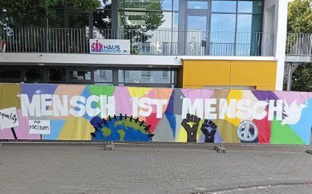 Banner: Mensch ist Mensch - Kein Rassismus