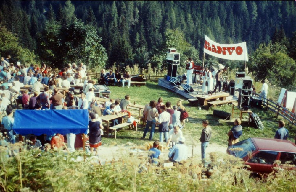 Musik, eine Band, Menschen auf dem Bergbauernhof in Südkärnten