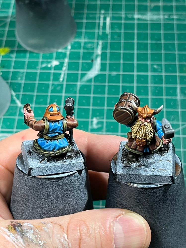 Dwarf canon crew, painted in Zhufbar colors.