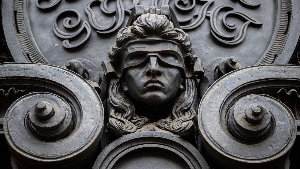 Eine Schülerin wird auf dem Nachhauseweg abgefangen und unter Drogeneinfluss brutal missbraucht. Es grenzt an ein Wunder, dass sie überlebt. Und obwohl es zahlreiche Hinweise auf ein Verbrechen gibt, wird die Polizei zunächst nicht tätig. Ein Fall, der die Frage aufwirft: Was muss einer Frau alles widerfahren, damit ermittelt wird?  Beitrag von Pune Djalilevand und Viviane Menges