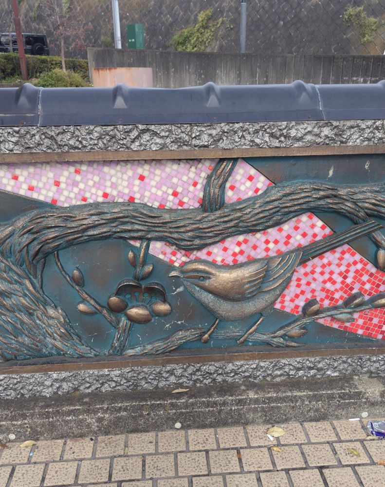 梅の枝にウグイスの装飾のある壁