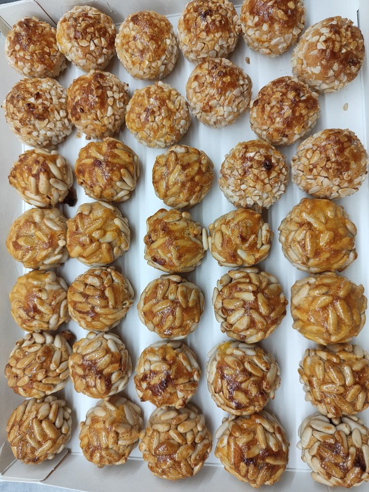 Panellets de pinyons i amb granet d'ametlla casolans