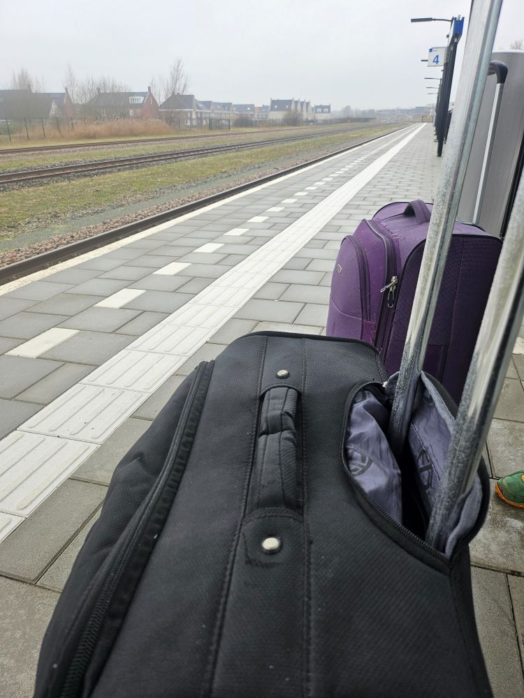 Koffers op een station