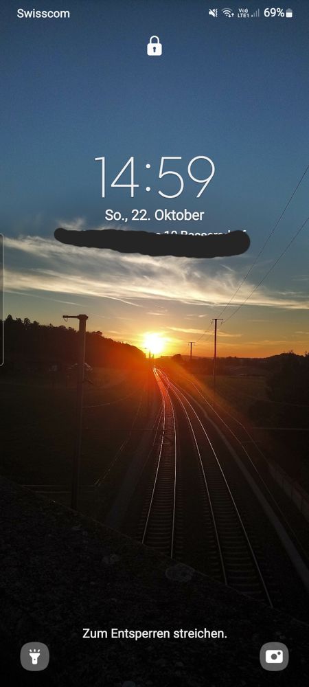 Bild von meinem Handysperrbildschirm mit Sonnenuntergang und Zuggleisen