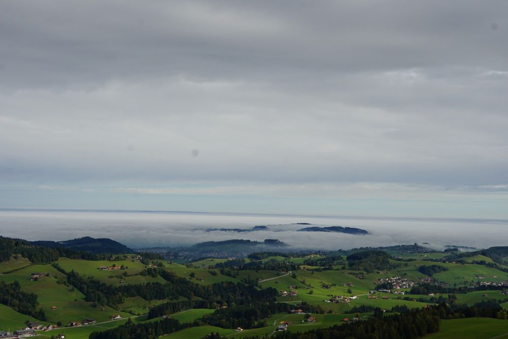 Landschaft vorne hinten Nebelmeer das direkt in den bewölkten Himmel über geht