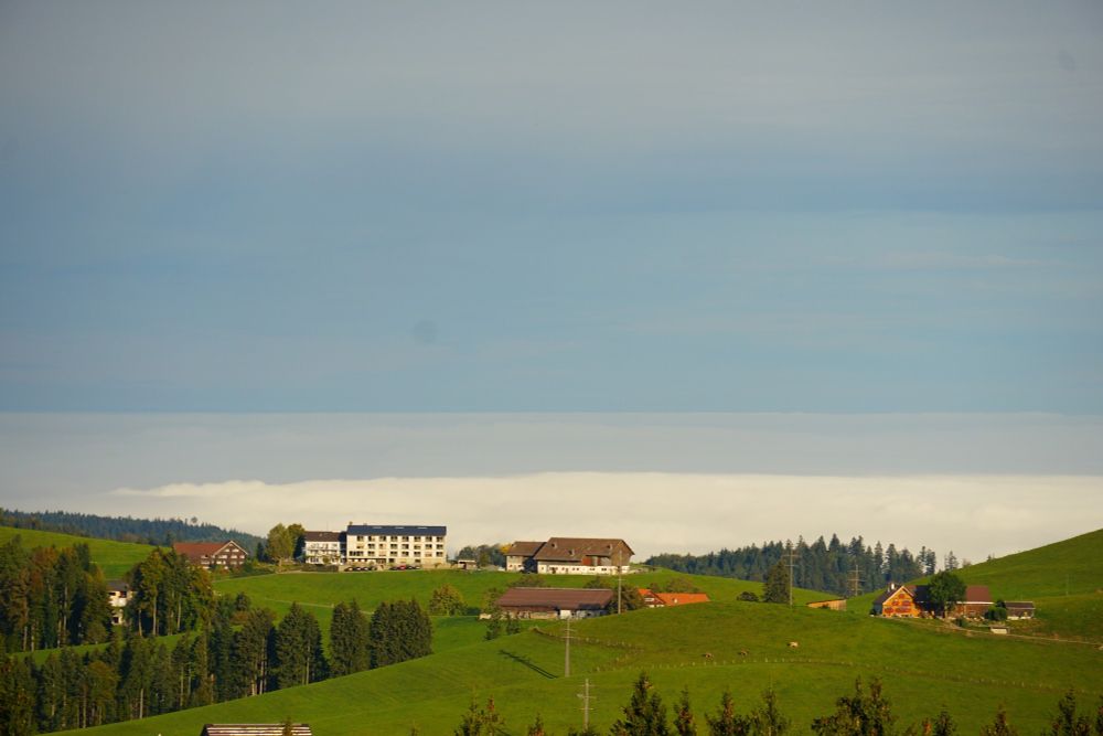 Landschaft vorne hinten Nebelmeer das direkt in den bewölkten Himmel über geht