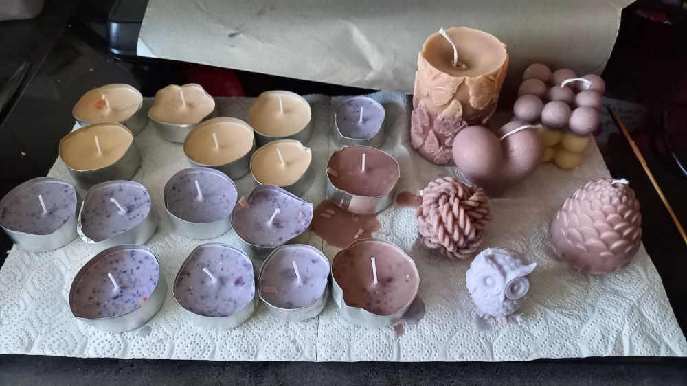 Selbstgemachte Kerzen in verscheidenen violett, altrosa, apricot Tönen.