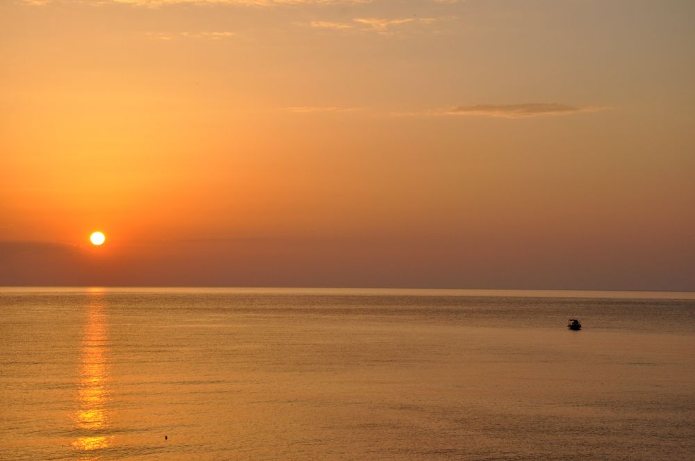 cielo y mar amarillos en un atardecer