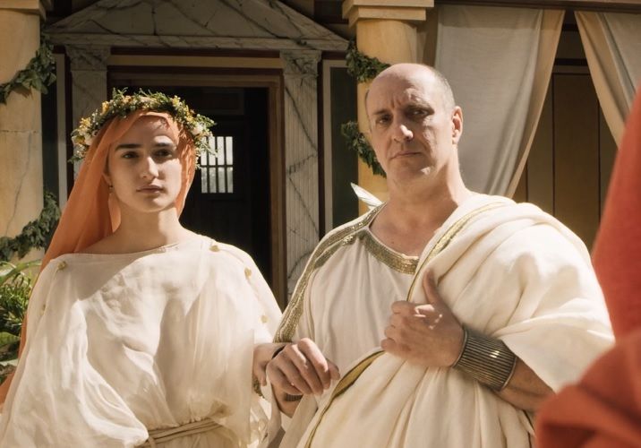 imagen de una boda romana, entre fulvia y clodio, de la serie El corazón del imperio. Fulvia lleva un velo naranja