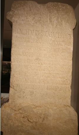 epígrafe de Junia Rustica, en Cartima, que pagó banquetes, obras públicas, estatuas y los impuestos atrasados de la ciudad.