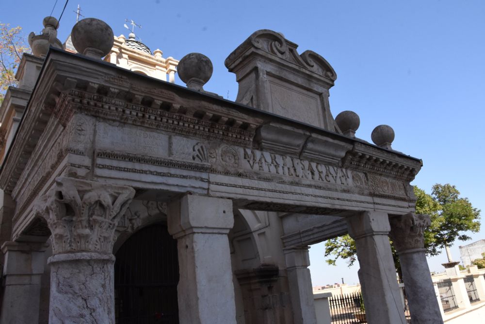 hornito de santa eulalia, en Mérida, construido con los restos de un templo a marte, financiado por una mujer, vetilla