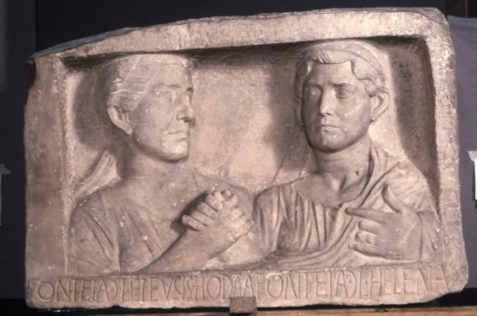 relieve funerario de Fonteia Helena y Fonteia Eleusis