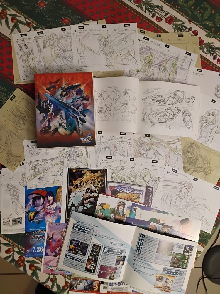Content of the collector edition of Macross 30 for PS3.
There are a lot of production drawings for the ingame cut-scenes, small books with the history of #Macross Videogames and various promotional flyers.