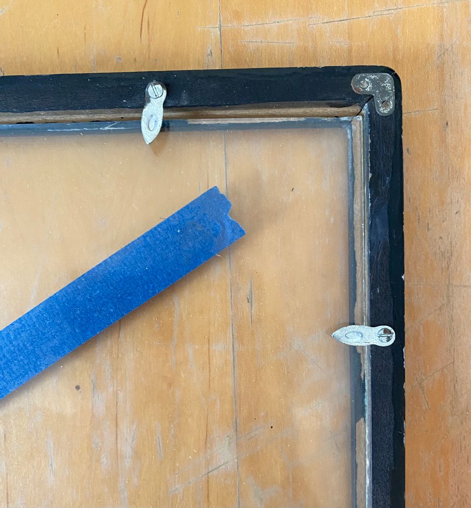 Corner of a frame with the unnamed gimmicks in question 