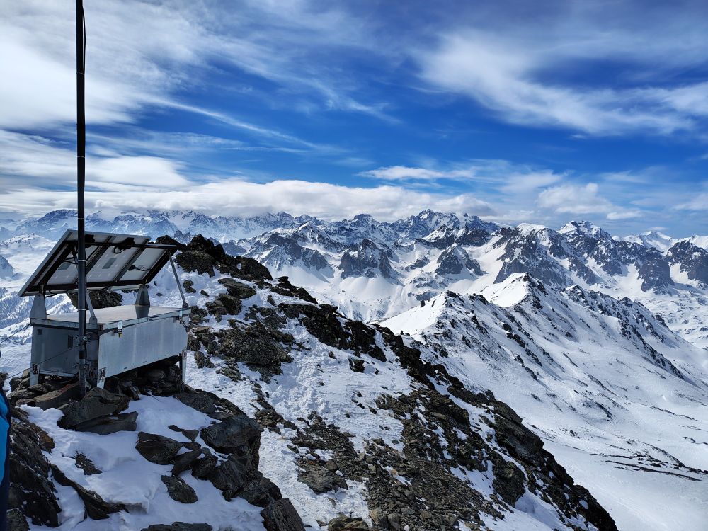 Picture from March, taken from the "Rocher de la Grande Tempête". Ecrins massif is visible but it was too cloudy to see the Meije (well known summit there). We can also see the final stage of the hike is quite dry with a good bit of rocks.