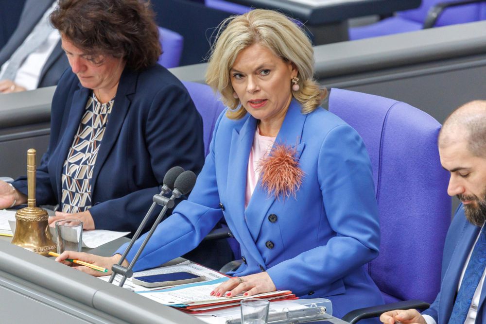 Julia Klöckner mit hässlichem Puschel am Revers 