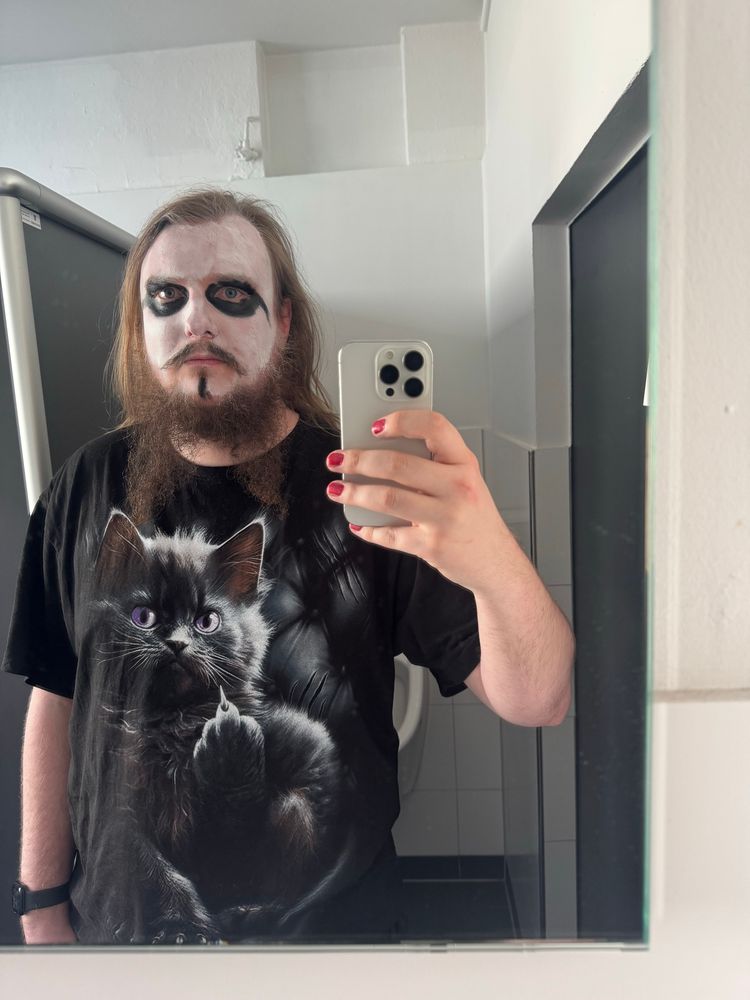 Ich, schwarz-weiß geschminkt mit einem Shirt, auf dem eine Katze den Mittelfinger, ähh, Kralle zeigt. 