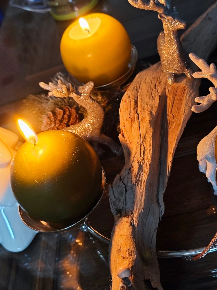 Ein Blick auf den Adventskranz mit 2 brennenden Kerzen.