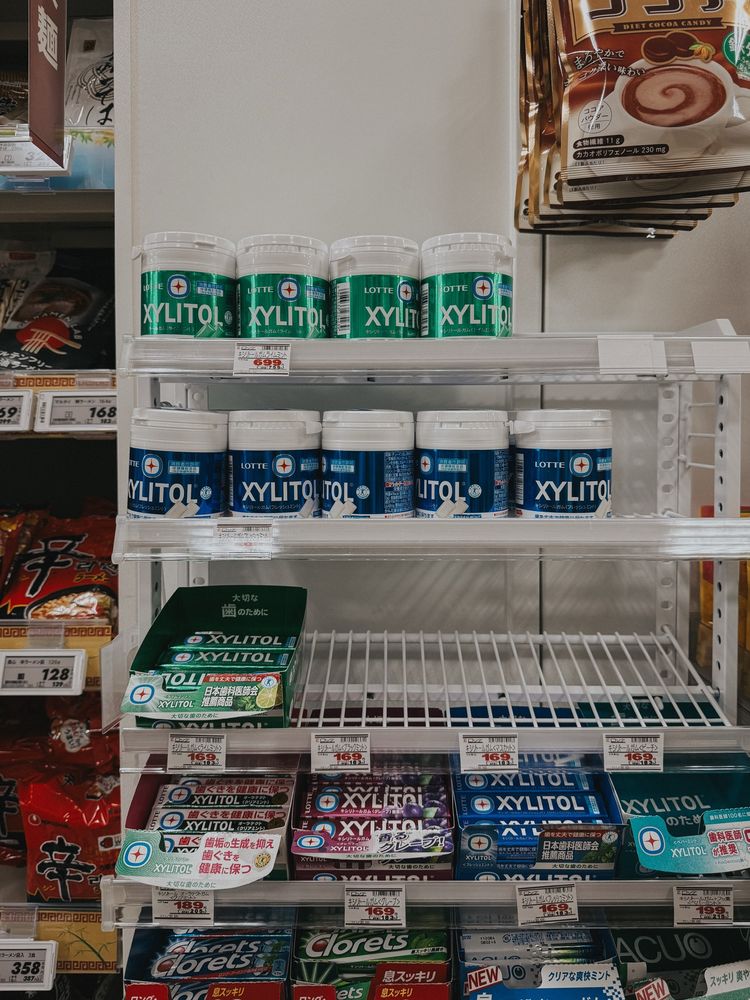 A picture of xylitol products with prices in yen