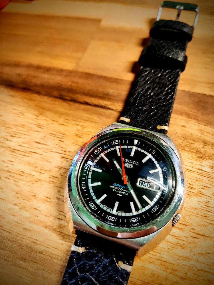 A closer zoom in of the watch case and dial