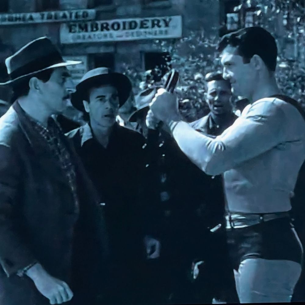 Superman bends the gun of one of the mob into a horseshoe as they look on, slack jawed. 4/4