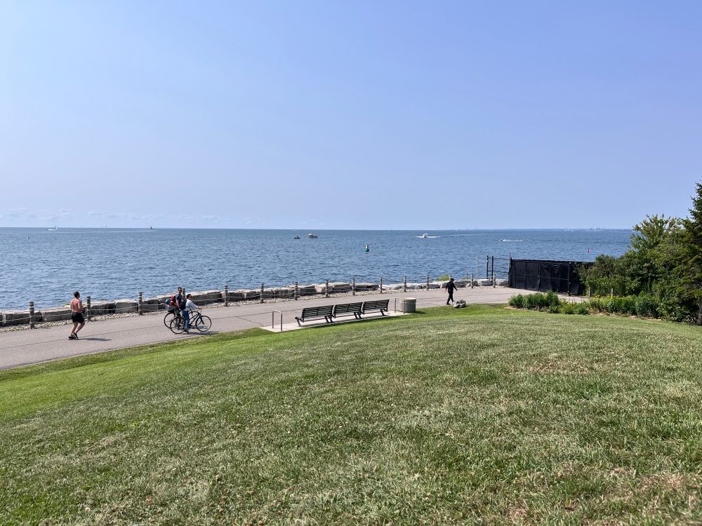 Le lac ontario depuis la berge.