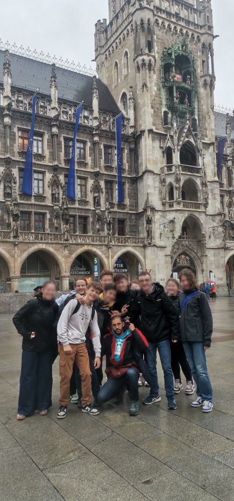 groupe devant l'hotel de ville Munich