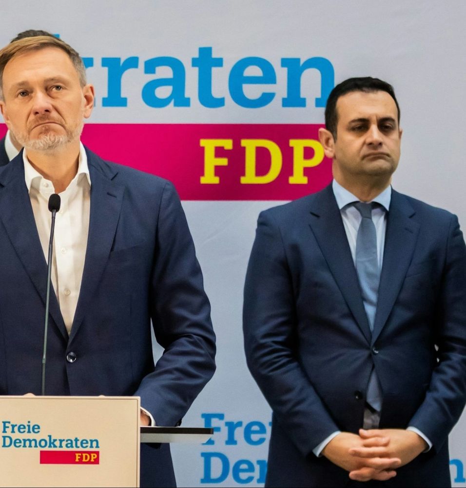 Lindner und Djir-Sarai vor einer PK-Wand. Sie stehen so, dass man darauf nur das „raten“ von „Freie Demokraten“ lesen kann.