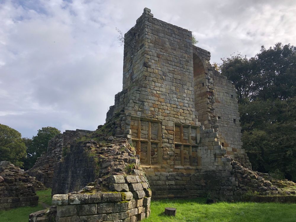 Ruined castle with mullioned windows, detail in attached link https://www.thewhitbyguide.co.uk/mulgrave-woods/