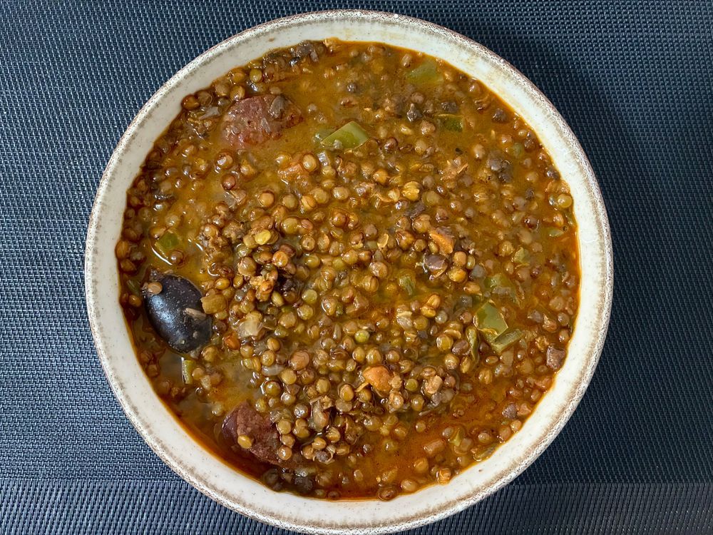 Plato de lentejas con chorizo y morcilla