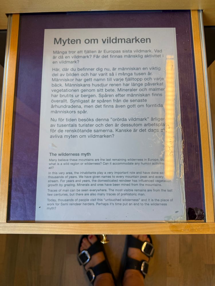 Text i en monter på Naturum Abisko som beskriver myten om vildmarken. ”Många tror att fjällen är Europas sista vildmark. Men vad är då en vildmark?”
