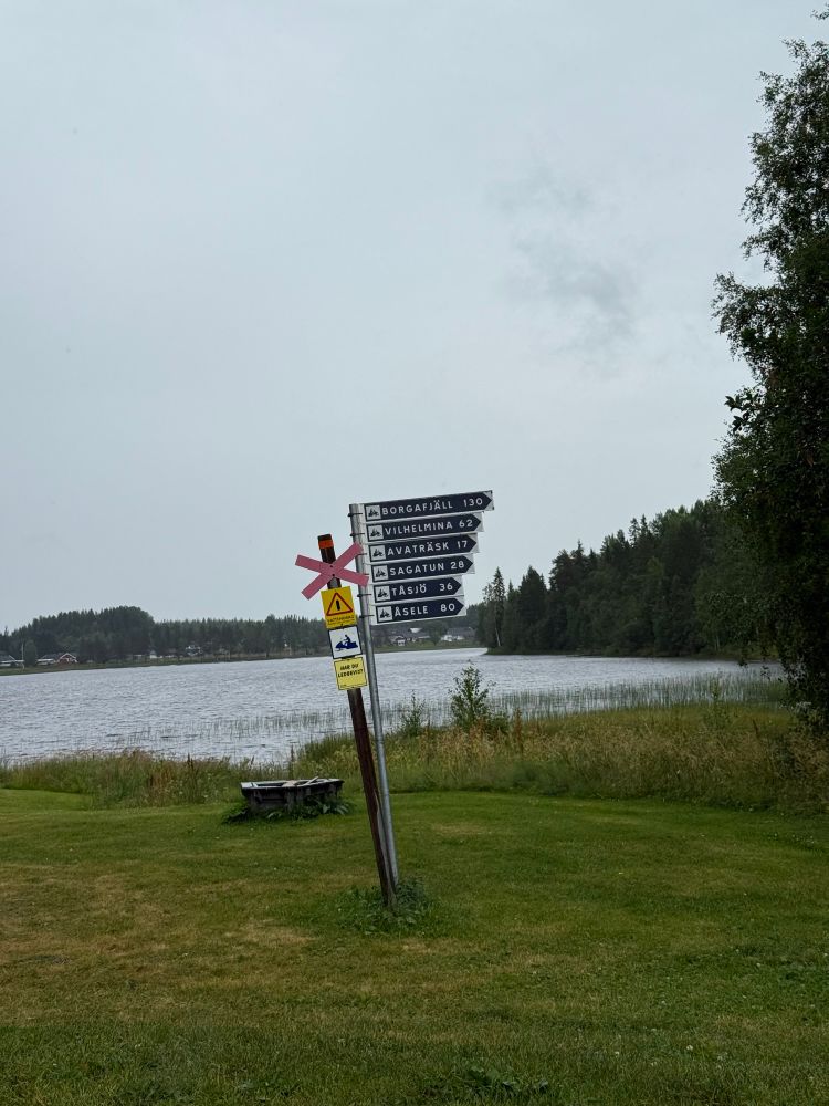 Skylt med avståndet till olika platser som Borgafjäll och Vilhelmina om man tar skoterleden. 