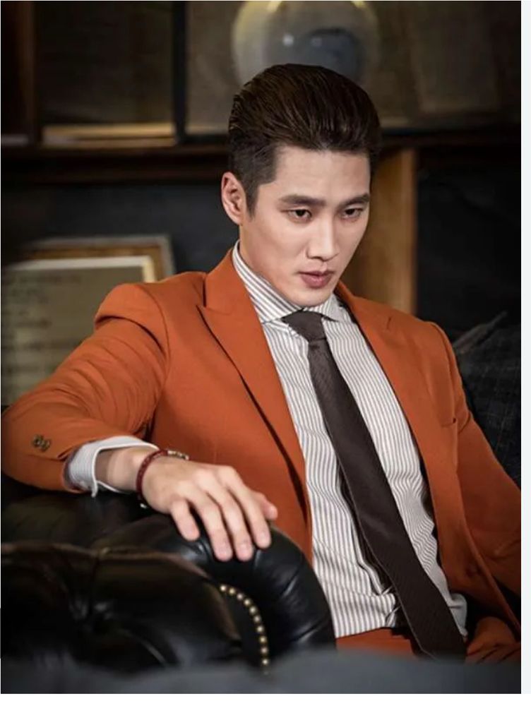 Ahn Bo Hyun in Itaewon Class, wearing an orange blazer and dark tie