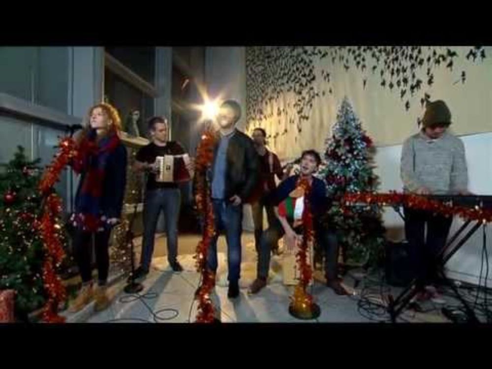 Seo Linn Perform Fairytale Of New York (As Gaeilge)