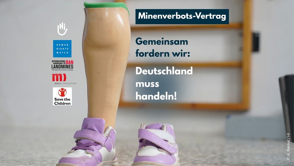 Zwei Kinderschuhe, in einer steckt eine Beinprothese. Darüber steht: Minenverbots-Vertrag; Gemeinsam fordern wir: Deutschland muss handeln! Daneben sind mehrere Logos von teilnehmenden Organisationen.