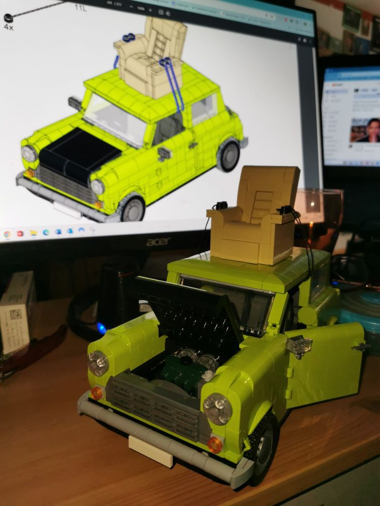 Mit geöffneter Motorhaube und offenen Türen